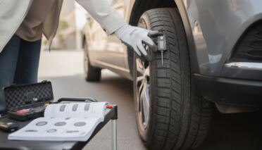 découvrez comment choisir les pneus adaptés à votre voiture pour garantir votre sécurité sur la route. conseils pratiques pour allier performance et protection.