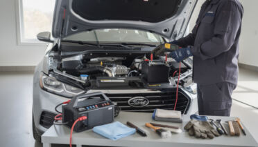 découvrez nos conseils pratiques pour prolonger la durée de vie de la batterie de votre voiture et éviter les pannes inattendues.